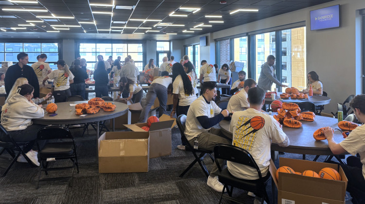 Volunteers honor local sports leader Jim Morris during March Madness preparations