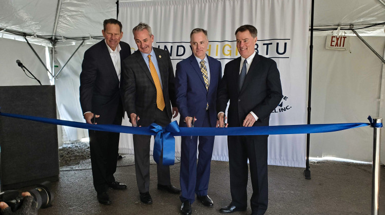 (Left to right) South Side Landfill's Joel Zylstra, EDL North America CEO Jim Grant, Kinetrex Energy President and CEO Aaron Johnson and Indianapolis Mayor Joe Hogsett cut the ribbon on Indiana's largest renewable gas plant. - Samantha Horton/IPB News