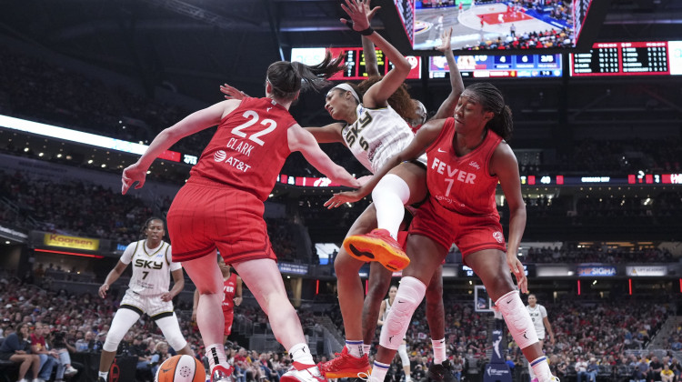 Sky get blown out by Fever in first WNBA game at United Center with record crowd watching
