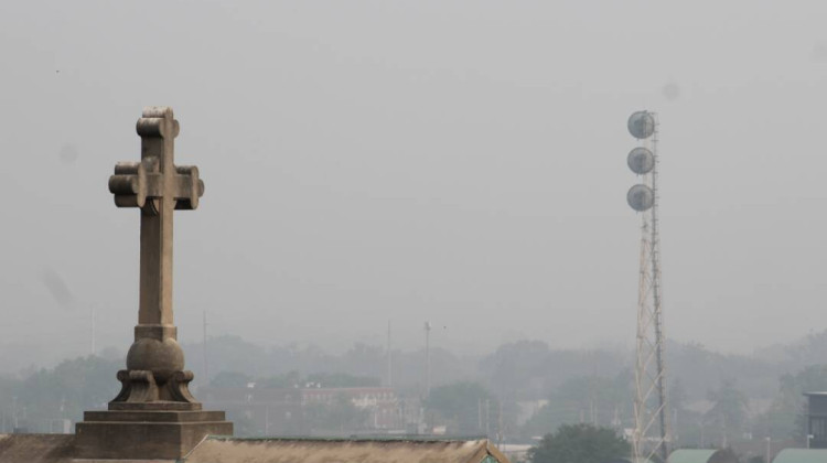 A photo of the Indianapolis skyline as air quality warnings were issued during the 2023 wildfire season. A new report has found Indianapolis is among the worst metros for pollution in the country. - Ben Thorp / Side Effects Public Media