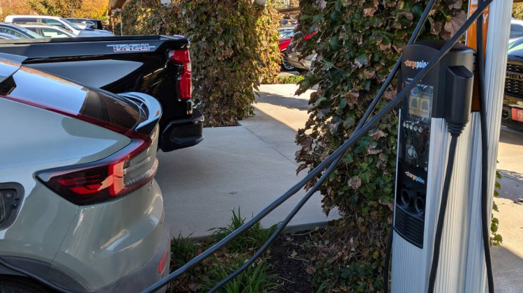 Electric vehicle tax credits will expire next month, advocates say drop in sales will be temporary