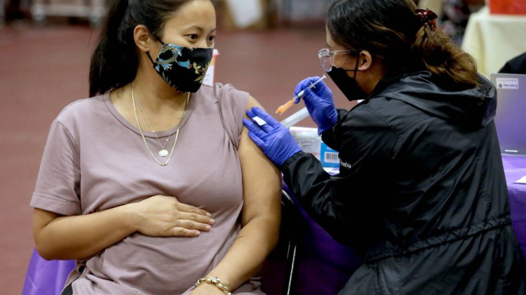 Nicole Fahey, six months pregnant, receives a Pfizer vaccination from a nurse on Nov. 3, 2021 in Los Angeles, CA. - Gary Coronado / Los Angeles Times