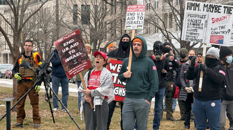 Armed group protests Trump administration's comments on Alex Pretti and gun rights