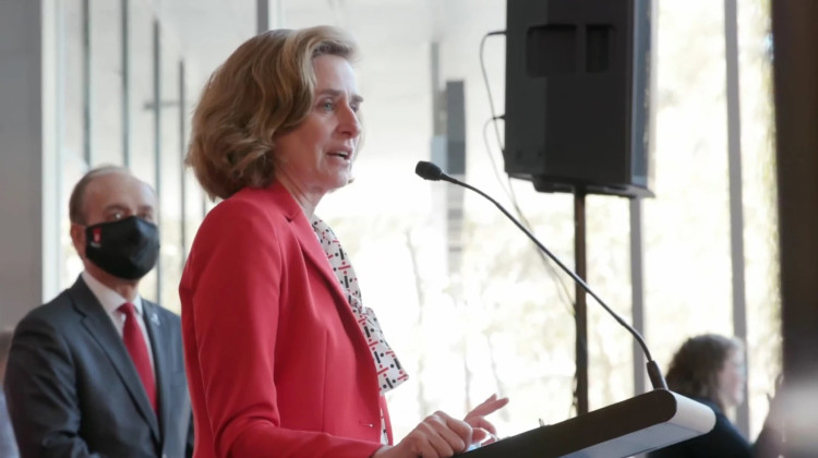 Whitten asks faculty council for recommendation on free speech