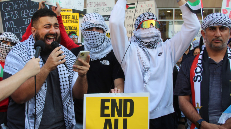 Hundreds show solidarity with Palestine, Israel on opposite sides of Monument Circle